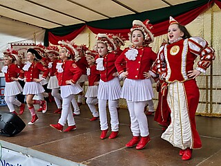Karnevalistisches Treiben auf dem Merler Dorfplatz