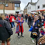Karnevalistisches Treiben auf dem Merler Dorfplatz