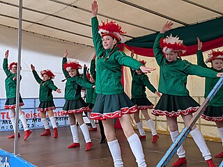 Karnevalistisches Treiben auf dem Merler Dorfplatz