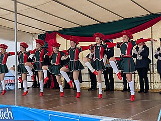 Karnevalistisches Treiben auf dem Merler Dorfplatz
