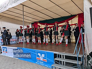 Karnevalistisches Treiben auf dem Merler Dorfplatz