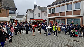 Karnevalistisches Treiben auf dem Merler Dorfplatz