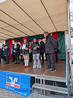 Karnevalistisches Treiben auf dem Merler Dorfplatz