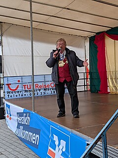 Karnevalistisches Treiben auf dem Merler Dorfplatz