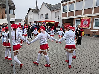 Karnevalistisches Treiben auf dem Merler Dorfplatz