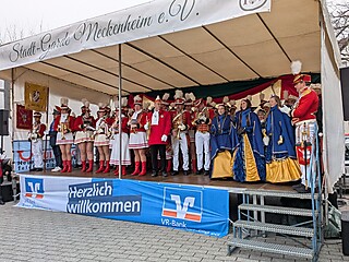 Karnevalistisches Treiben auf dem Merler Dorfplatz