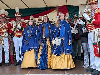 Karnevalistisches Treiben auf dem Merler Dorfplatz