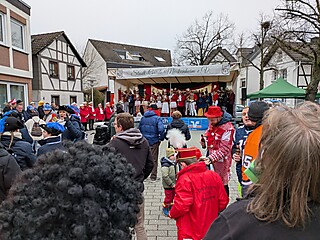 Karnevalistisches Treiben auf dem Merler Dorfplatz
