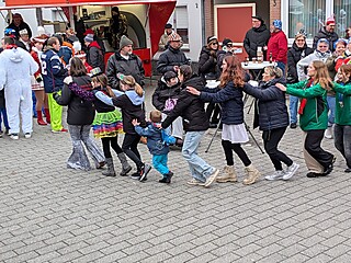 Karnevalistisches Treiben auf dem Merler Dorfplatz