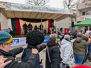 Karnevalistisches Treiben auf dem Merler Dorfplatz