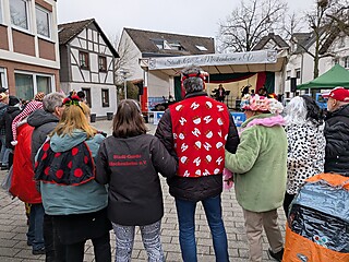 Karnevalistisches Treiben auf dem Merler Dorfplatz