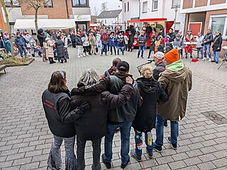 Karnevalistisches Treiben auf dem Merler Dorfplatz