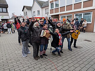 Karnevalistisches Treiben auf dem Merler Dorfplatz