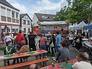 Geburtstagsparty auf dem Merler Dorfplatz