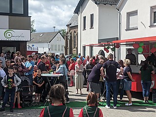 Geburtstagsparty auf dem Merler Dorfplatz