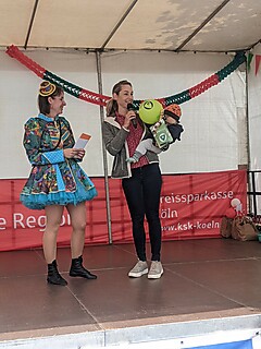 Geburtstagsparty auf dem Merler Dorfplatz