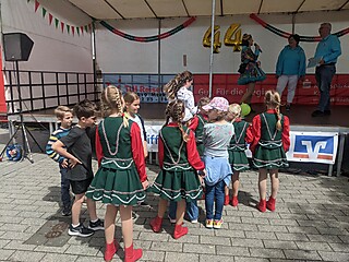 Geburtstagsparty auf dem Merler Dorfplatz