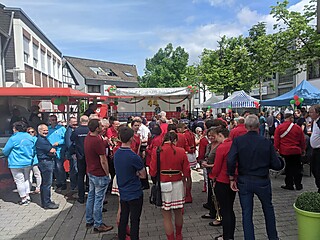Geburtstagsparty auf dem Merler Dorfplatz