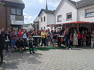 Geburtstagsparty auf dem Merler Dorfplatz
