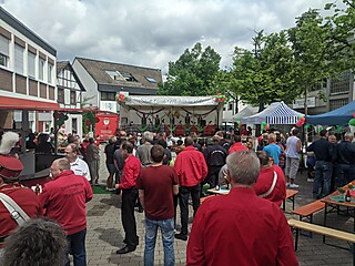 Geburtstagsparty auf dem Merler Dorfplatz