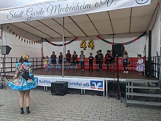 Geburtstagsparty auf dem Merler Dorfplatz