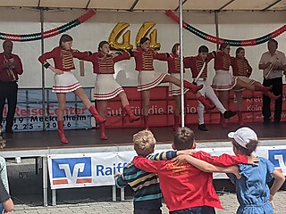 Geburtstagsparty auf dem Merler Dorfplatz