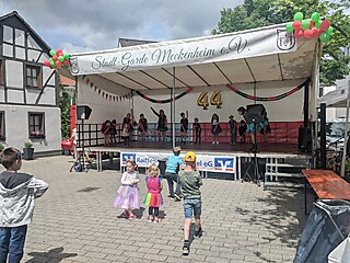 Geburtstagsparty auf dem Merler Dorfplatz
