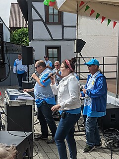 Geburtstagsparty auf dem Merler Dorfplatz