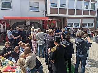 Geburtstagsparty auf dem Merler Dorfplatz