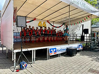 Geburtstagsparty auf dem Merler Dorfplatz