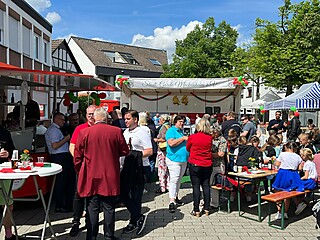 Geburtstagsparty auf dem Merler Dorfplatz