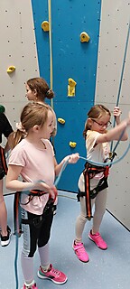 Die Kinder- und Jugendgruppe zu Besuch in der Kletterhalle